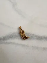 Dije colgante con forma de bota estilo cowboy, con detalle de estrella grabada en el caño, fabricado en acero quirúrgico dorado.