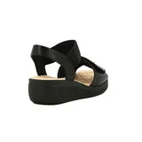 Sandalias de mujer Ramarim con plataforma baja, capellada de tira ancha negra con cierre de velcro y detalle de tachuela metálica dorada. Cuenta con tira elástica en el talón para mayor sujeción y plantilla acolchada en color beige.
