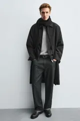 Bota tipo Chelsea de piel lisa color negro, con elásticos laterales para facilitar el calce, plantilla interior de piel, horma redonda y suela con ligero tacón.