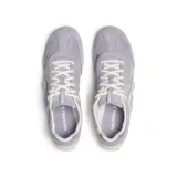 Sneaker de perfil bajo Merrell, confeccionada en una combinación de ante y malla transpirable. Presenta un diseño ergonómico con suela de caucho texturizada y cierre de cordones tradicional.