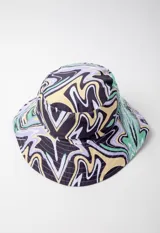 Gorro tipo bucket hat estampado con flores y hojas en tonos verde y celeste sobre fondo blanco. Es reversible.