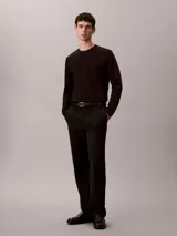 Remera de manga larga Calvin Klein confeccionada en algodón con tejido interlock. Presenta cuello redondo, corte regular y un sutil logo de la marca bordado en el pecho.