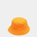 Gorro tipo bucket color naranja, reversible, con logo bordado en el frente y costuras decorativas en el ala.