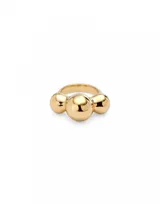 Anillo dorado con tres bolas centrales.