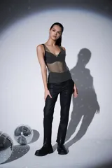 Musculosa sin mangas con diseño de malla metálica recubierta de strass brillante, con escote profundo y corte al cuerpo.