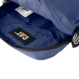 Bolso bandolera azul con logo de Caterpillar en blanco y correa ajustable con el nombre de la marca en negro y blanco.