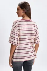 Remera de corte boxy y ajuste holgado, con diseño de rayas horizontales en tonos crudo y bordó. Presenta cuello redondo al tono y mangas cortas.