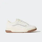 Championes Vans Hylane color crema con detalles en gris y suela marrón. Inspirados en el skate Y2K, reinterpretan la silueta Upland de 1999. Presentan Sidestripe brillante en 3D, logotipos bordados, lengüeta acolchada y suela cupsole con textura de V entrelazada.