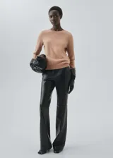 Jersey de cashmere color tostado, de tejido de punto fino, cuello redondo, diseño recto y manga larga con puño acanalado.