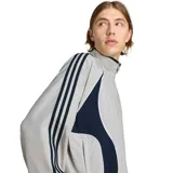 Campera deportiva Adidas Teamgeist de color gris claro con inserciones en azul marino en los costados y las clásicas tres tiras de la marca sobre las mangas. Cuenta con cuello alto, cierre frontal completo y puños elásticos.