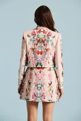 Saco corto estructurado estilo spencer, color rosado con llamativo estampado botánico y floral multicolor de la colección Natalia Antolín, con solapas y mangas largas.