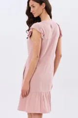 Vestido corto color beige con escote en V, sin mangas con volados en los hombros y cierre frontal de botones. Cuenta con falda con volado en el ruedo.