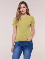 Blusa de punto calado color blanco, de silueta entallada, manga corta raglán y escote redondo, con detalles de tejido fantasía en el canesú y terminaciones festonadas.