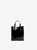Cartera tipo tote de simil cuero con efecto charol color negro, con doble asa de mano y un mini monedero colgante desmontable con textura de cocodrilo.