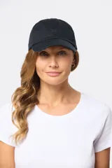 Gorro con visera de lona de algodón color rosado, con diseño clásico de seis paneles y pequeño bordado frontal ton sur ton.