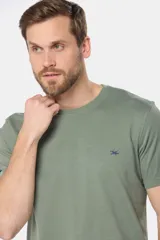 Remera lisa de manga corta y cuello redondo, color gris oscuro, de calce cómodo con pequeño logo bordado en el pecho.