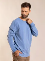 Remera celeste de algodón con cuello redondo y bolsillo en el pecho.