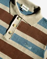 Buzo tejido de punto grueso con diseño de rayas horizontales en tonos marrón, azul y beige. Presenta cuello polo con cierre de tres botones, puños y cintura en canalé, y logo bordado en el pecho.