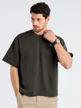 Camiseta de corte oversize color blanco, con cuello redondo y mangas cortas amplias.