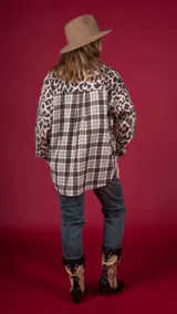 Camisa marrón a cuadros con canesú de animal print y mangas largas con detalles bordados.