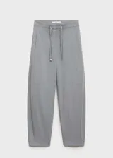 Pantalón de vestir estilo jogger con tiro medio, bolsillos laterales y cierre oculto. Presenta un diseño largo de corte recto y forro interior.
