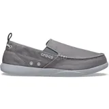 Mocasines Crocs modelo Walu Syn para hombre, con parte superior textil en color gris y suela de material Croslite. Presenta un diseño de calce fácil tipo slip-on con costuras decorativas y tirador en el talón.