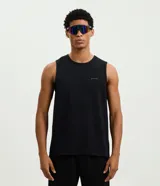 Musculosa deportiva Get Over de color negro, con cuello redondo y diseño sin mangas. Confeccionada en mezcla de modal, poliéster y elastano con tecnología Dry de secado rápido, e incorpora una pequeña estampa minimalista numérica en el pecho.