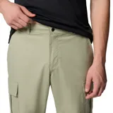 Pantalón cargo Columbia de corte recto y diseño funcional, confeccionado en tejido elástico color beige. Cuenta con bolsillos laterales tipo cargo con cierre de velcro, bolsillos frontales para las manos y bolsillos posteriores.
