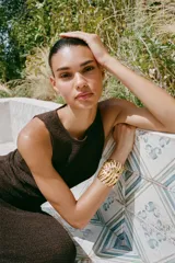 Brazalete metálico de color dorado con diseño de hoja de Monstera calada y labrada.