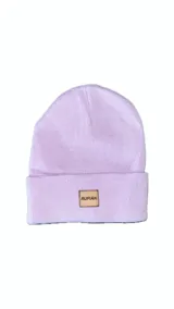 Gorro de lana lila con puño rebatible y etiqueta de cuero con logo de la marca Rufián.