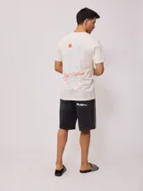 Bermuda de jean color negro con costuras en contraste color blanco y detalles bordados en celeste. Cuenta con bolsillos traseros amplios y logo de la marca bordado en uno de ellos.