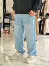 Pantalón de jean baggy color celeste claro, de corte ancho y estilo urbano.