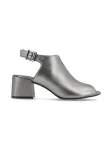 Sandalia peep toe de cuero color plateado, con taco cuadrado y tira ajustable con hebilla en el talón.