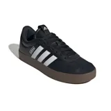 Championes Adidas VL Court 3.0 de hombre, color negro con detalles en blanco y suela marrón. Zapatillas de estilo urbano con las tres tiras clásicas de Adidas en los laterales.
