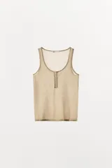 Top de punto confeccionado en hilatura con mezcla de algodón, color beige, con escote redondo, cierre frontal parcial con botones y diseño de tirantes anchos.