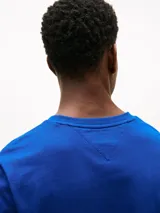 Remera azul de algodón con cuello en V y logo de Tommy Hilfiger bordado en el pecho.