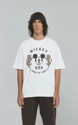 Remera de manga corta con cuello redondo y calce oversize, confeccionada en algodón premium. Presenta un estampado frontal con la cara de Mickey Mouse rodeada de dos tigres y texto alusivo.