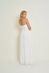 Vestido de novia blanco de gasa con corte imperio, escote corazón y detalles bordados en piedras. Presenta un corsé drapeado y falda larga con caída fluida.