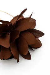 Aros colgantes color marrón con diseño de flor de tela en capas y gancho metálico dorado.