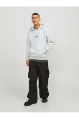 Canguro gris melange de manga larga con capucha, corte relajado, bolsillo tipo canguro y estampado con texto en el pecho.