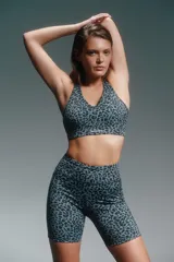 Calza biker deportiva con estampado animal print en tonos de gris y negro.