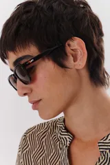 Lentes de sol con marco negro y patillas color carey.