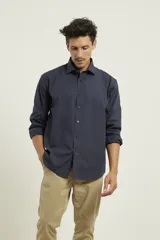 Camisa de vestir blanca, de corte clásico, con cuello italiano y mangas largas.