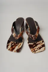 Sandalias negras con plataforma y taco de cuña.