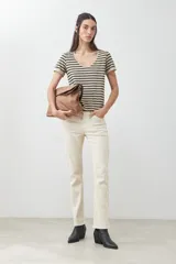 Pantalón recto color beige.