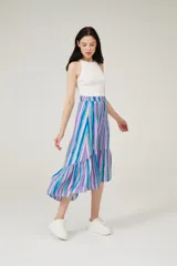 Falda midi con estampado de rayas verticales rojas y blancas, cintura elastizada y volados asimétricos en el ruedo.