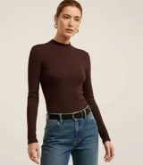 Blusa negra de rib de viscosa sostenible, con cuello alto y mangas largas.