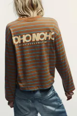 Camiseta marrón a rayas horizontales celestes, de manga larga y cuello redondo. Estampado frontal con la palabra 'SOHONOHO' en blanco.