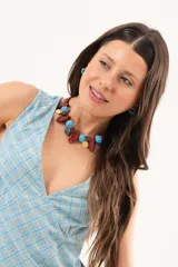 Vestido corto celeste con estampado de cuadros, de silueta recta y sin mangas, con escote en V profundo y recortes en diagonal.