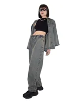 Pantalón unisex de denim azul con lavado artesanal en tonos beige. Corte holgado, cintura elástica, pierna ancha y largo estándar.